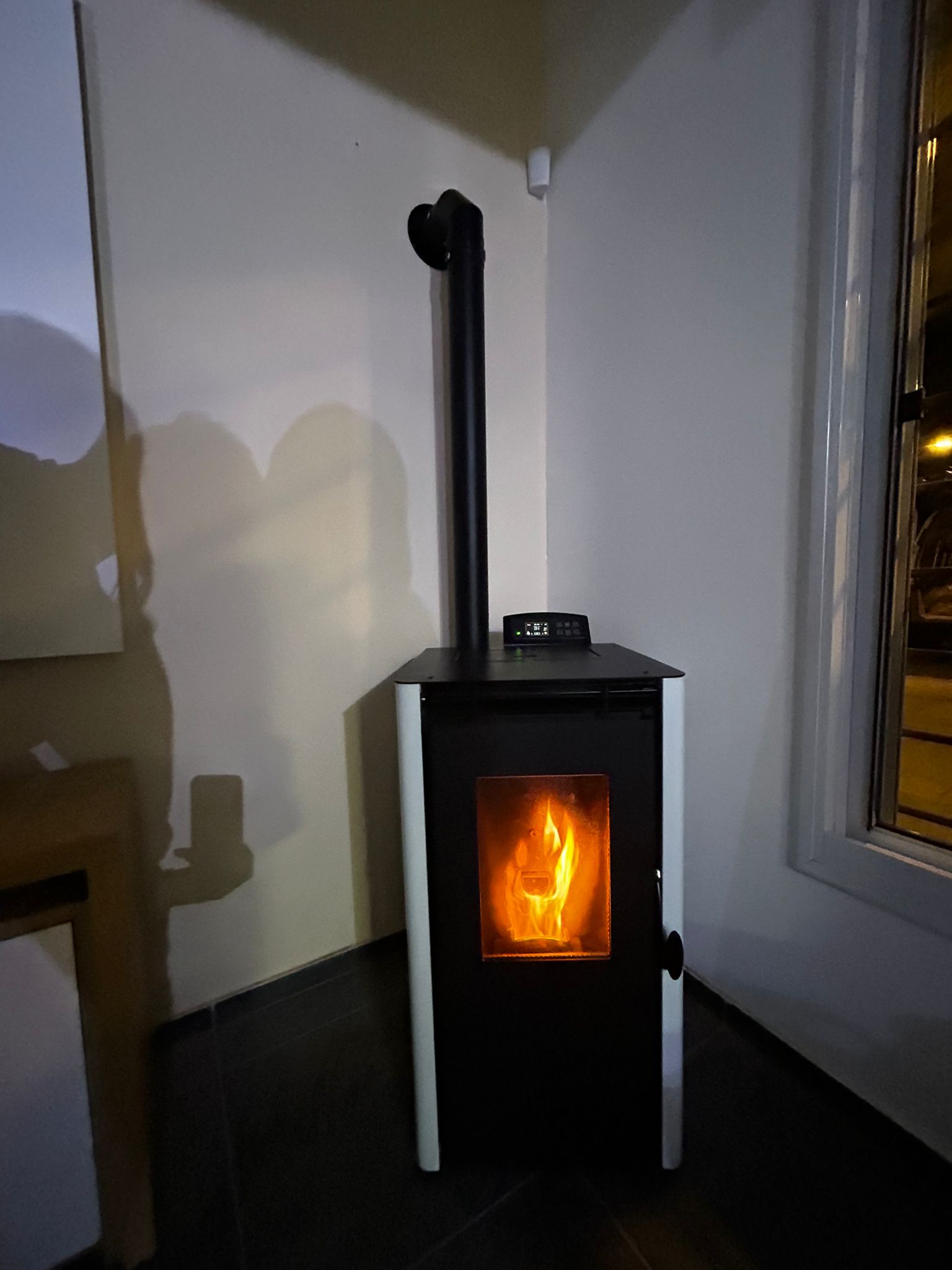 Estufa a Pellet 6 Kw + kit pared +Wi-Fi - Imagen 3